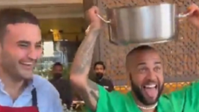 Dani Ales 'survolt&eacute;' fait le show dans un restaurant en Turquie (capture YouTube)