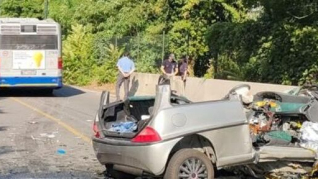 Incidente a Torino: scontro bus e auto.