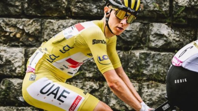 Tadej Pogacar &egrave; rimasto con soli cinque compagni al Tour de France