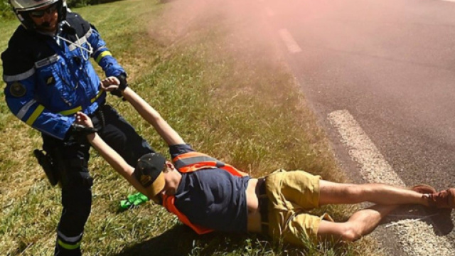 Tour de FRance, un gruppo di manifestanti costringe la giuria a neutralizzare la corsa