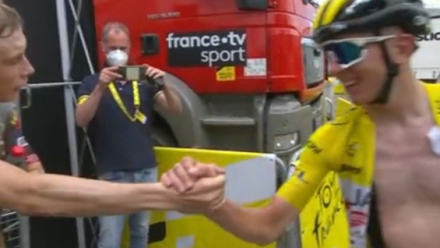 La stretta di mano tra Tadej Pogačar e Jonas Vingegaard al termine della tappa.