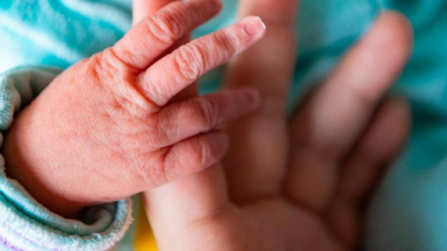 Russia, arrestata mamma 33enne: &egrave; accusata di aver venduto il figlio neonato per pagarsi un intervento al naso