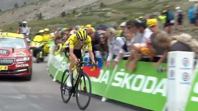 Ciclismo, Tadej Pogačar in crisi sul Col du Granon.