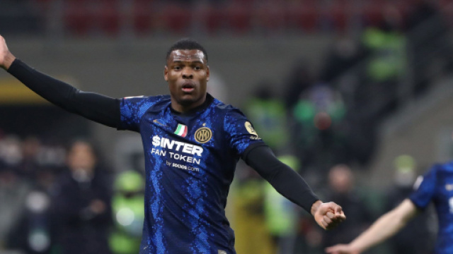 Inter, pressing del Barcellona per Dumfries.