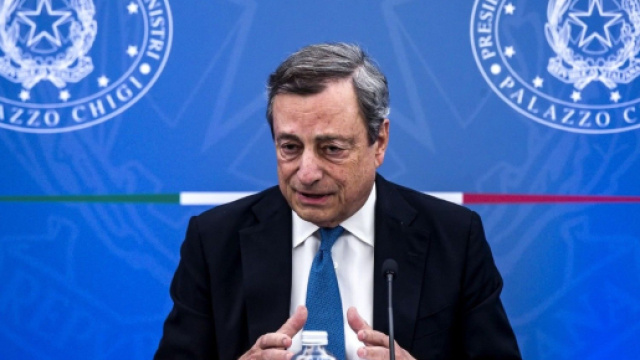 Mattarella respinge le dimissioni di Draghi.