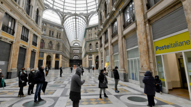 Poste Italiane assume laureati e diplomati.