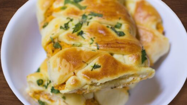 Rotolo di asparagi e mandorle, un piatto per i vegetariani.