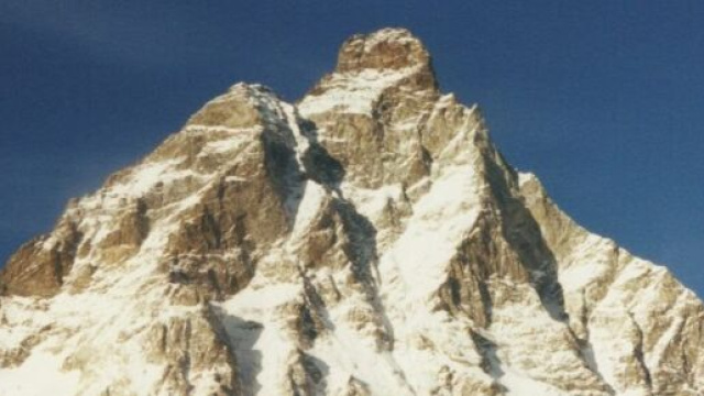 Cervino, nuovo incidente: alpinista precipita per 30 metri e muore.