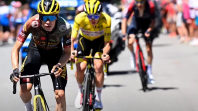 Tadej Pogacar nella morsa della Jumbo Visma sul Galibier.