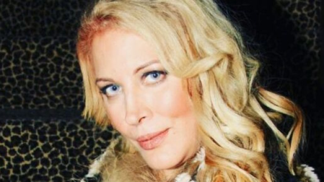 Loana &agrave; deux doigts de d&eacute;voiler sa poitrine, les internautes sont choqu&eacute;s