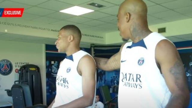 Mbapp&eacute; avec Kimpembe au Camp des Loges avec le PSG. (cr&eacute;dit Youtube PSG TV)