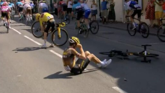 Tour de France, la caduta in cui &egrave; rimasto coinvolto Jonas Vingegaard