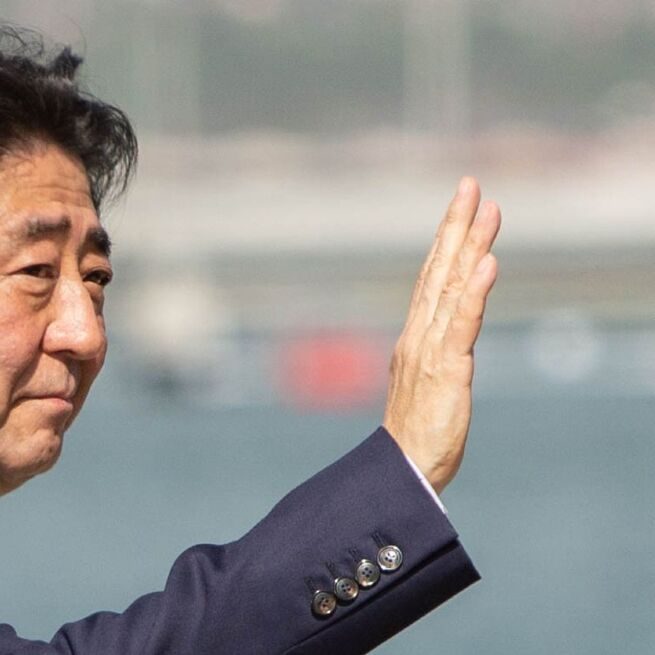 Aucune preuve que Shinzo Abe a &eacute;t&eacute; tu&eacute; pour ne pas avoir suivi les ordres du Forum &eacute;conomique mondial (Anthony Quintano/Flickr)
