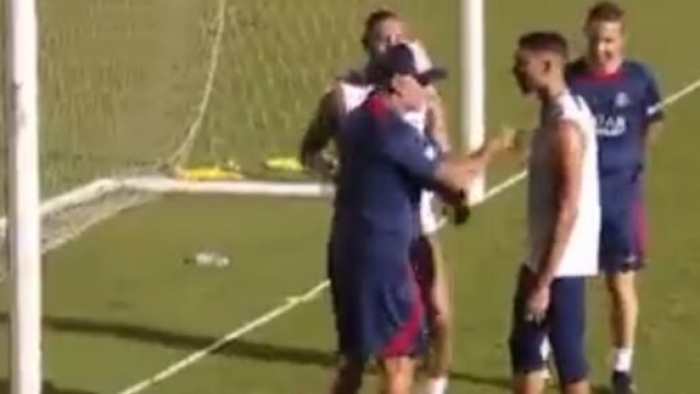 Christophe Galtier et certains de ses joueurs ont eu un &eacute;change pendant l'entra&icirc;nement du PSG ce lundi. (cr&eacute;dit PSG TV)