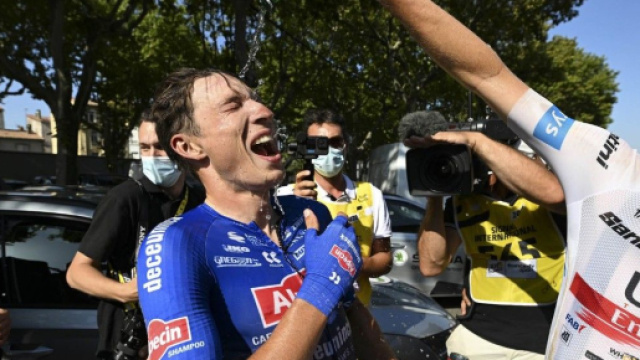 Tadej Pogacar rinfresca Jasper Philipsen dopo la 15&deg; tappa del Tour de .