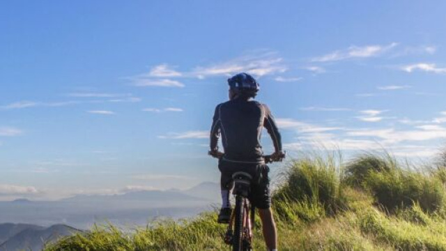 Pieve del Grappa: uomo di 60 anni precipita con una bici da Downhill e muore