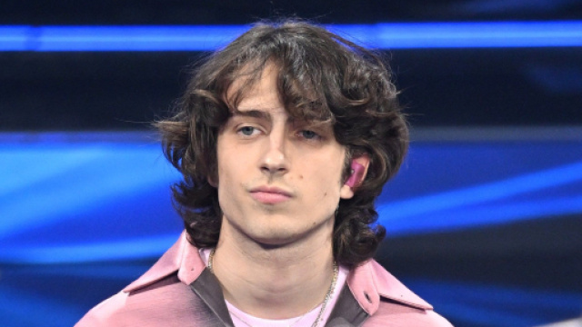 Sangiovanni racconta come vive il suo rapporto con Giulia Stabile.