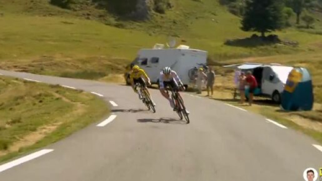 Tour de France, l'attacco di Tadej Pogacar nella discesa del Lers.