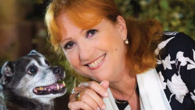 Un posto al sole, Giulia Poggi (Marina Tagliaferri) assieme alla sua cagnolina Bricca.