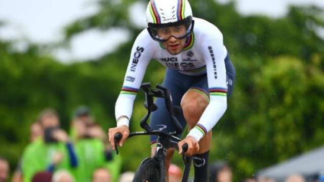 Filippo Ganna impegnato nella cronometro del Tour de France