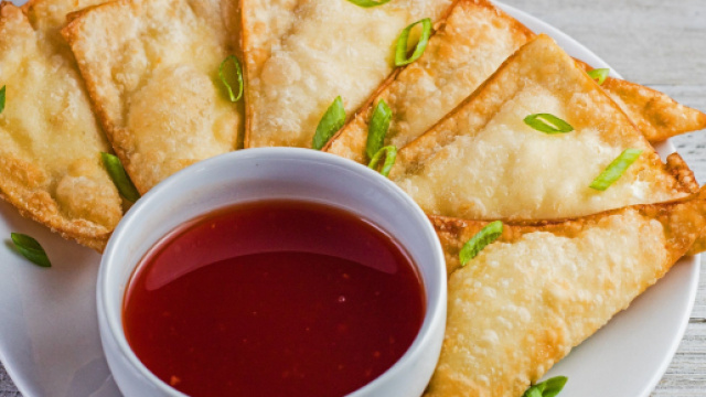 Wonton ripieni di carne e gamberi, un piatto delizioso.