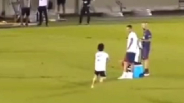 PSG : L'attitude honteuse de Mauro Icardi avec un jeune supporter fait parler (capture YouTube)