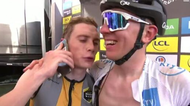 Jonas Vingegaard e Tadej Pogačar all'arrivo di Hautacam del Tour de France.