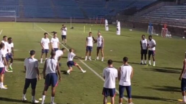 La s&eacute;quence 'hilarante' de l'entrainement du PSG fait le buzz (capture YouTube)