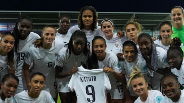 Un post Twitter de l'&eacute;quipe de France f&eacute;minine ne passe pas chez les internautes. (cr&eacute;dit Twitter FFF)