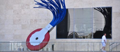 Claes Oldenberg and Coosje Van Bruggen&rsquo;s "Typewriter Eraser, Scale X" (Image source: Kent Kanouse/Flickr)