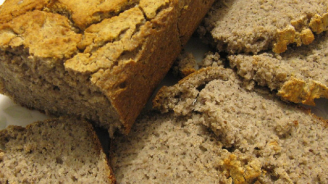 Due ricette vegane per fare il pane a casa con la quinoa.