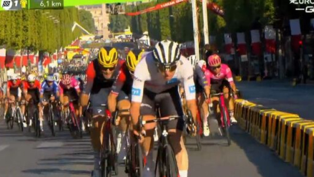 Lo scatto di Tadej Pogacar nell'ultima tappa del Tour de France