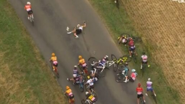 Ciclismo, la caduta che &egrave; costata il ritiro dal Tour de France a Marta Cavalli.