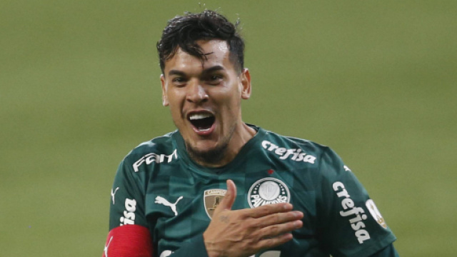 Il Palmeiras, vittorioso sull&rsquo;Internacional per 2-1, guida al giro di boa il Brasileir&atilde;o con quattro punti di vantaggio sul Corinthians.