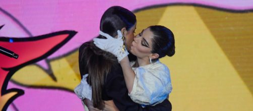 Bianca Andrade e GKay d&atilde;o beij&atilde;o no palco do MTV MIAW 2022 (Reprodu&ccedil;&atilde;o)