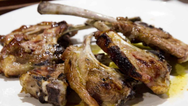Agnello arrosto con le nocciole, un succulento secondo piatto italiano.
