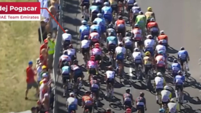 L'incidente in cui &egrave; rimasto coinvolto Tadej Pogačar nella seconda tappa del Tour de France.