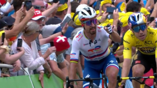 Peter Sagan protesta con Wout van Aert all'arrivo della terza tappa del Tour de France.