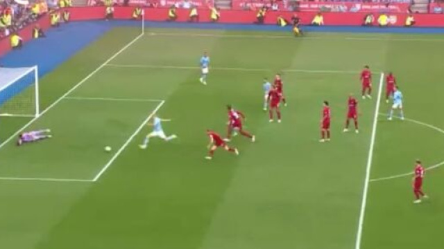 Haaland a presque tout rat&eacute; face &agrave; Liverpool ce samedi. (cr&eacute;dit twitter)