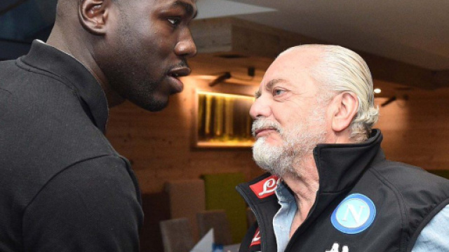 Kalidou Koulibaly con Aurelio De Laurentiis, presidente del Napoli.