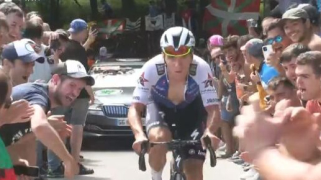 Remco Evenepoel da solo al comando della Clasica di San Sebastian