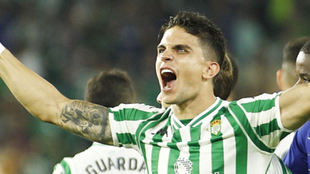 Marc Bartra con la maglia del Betis.