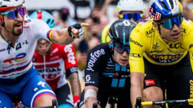 La protesta di Peter Sagan contro Wout van Aert nella terza tappa del Tour de France.