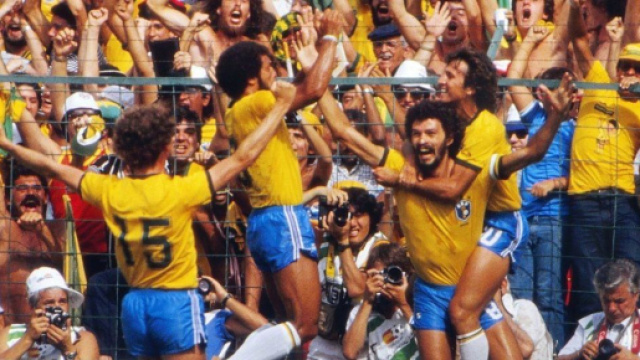 Socrates festeggiato dai compagni dopo il gol del momentaneo 1-1 contro l'Italia.