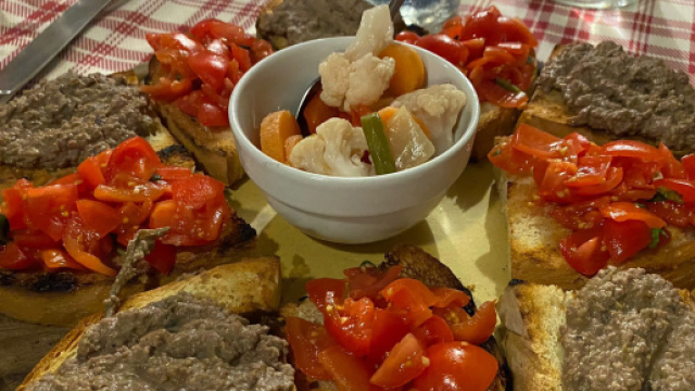 Insalata alla provenzale, un delizioso piatto unico francese.