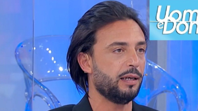 Uomini e Donne, Armando perde le staffe con chi lo deride sui look: 'Attaccatevi'.