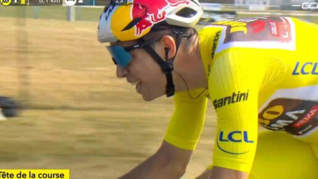 Wout van Aert al comando della tappa di Calai del Tour de France