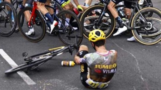 Primož Roglič a terra dopo la caduta.