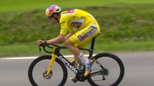 Ciclismo, Wout van Aert all'attacco nella tappa di Longwy del Tour de France.