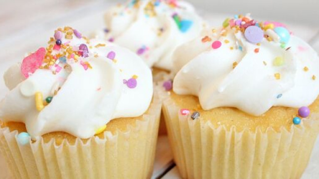 I cupcake sono piccoli dolcetti decorati con deliziosa crema al burro.